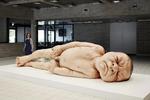 Ron Mieck: ’A Girl’ (’En pige’) fra 2006. Og en ordentlig én, på 5 meter! De voldsomme dimensioner kan tolkes som et symbol på, hvor meget et nyfødt barn fylder i sine forældres liv – og i deres trommehinder! Nærmest det hele. 