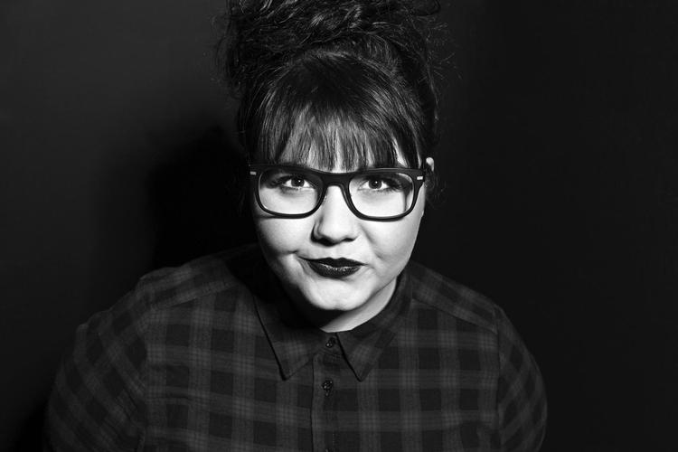 Den prisvindende standup-
komiker Sofie Hagen er aktuel med showet ’Shimmer Shatter’, der blandt handler om daddy issues, depression og at være  en introvert person, der helst tilbringer festen alene på toilettet. PR-foto. 