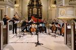 Et solidt opbud af mikrofoner og mikrofonstativer sørgede for, at radiolyttere kunne følge med direkte på P2, da Concerto Copenhagen spillede for en propfuld Garnisons Kirke mandag aften. 