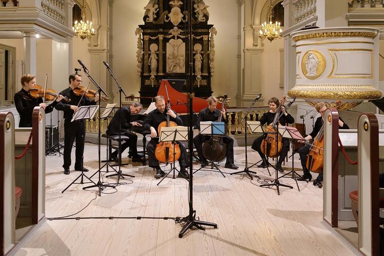 Et solidt opbud af mikrofoner og mikrofonstativer sørgede for, at radiolyttere kunne følge med direkte på P2, da Concerto Copenhagen spillede for en propfuld Garnisons Kirke mandag aften. 