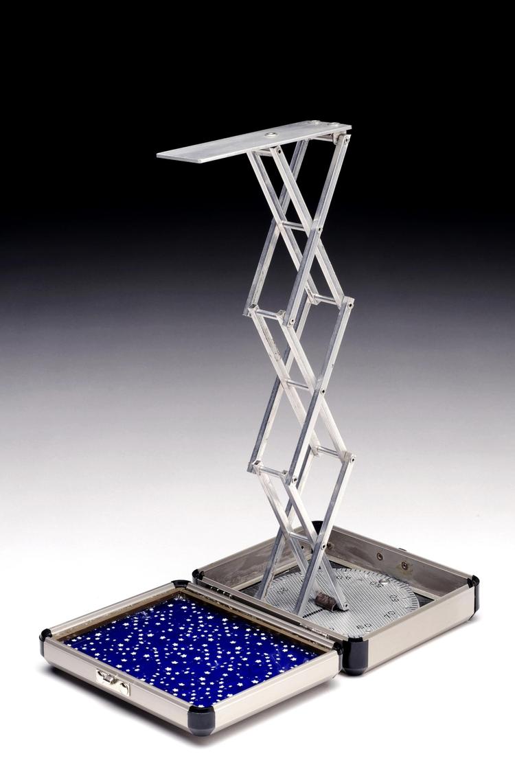 En moderne skulptur - som Brent Coles 'Night Diving' fra 2014 - kan bare være et fantasifuldt objekt, som denne blot 27 cm høje sammenklappelige sag, der kan bruges til udspring - endda om natten. 