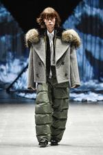 Tonsures skæve tag på et klassisk outfit med hvid skjorte og bukser. 