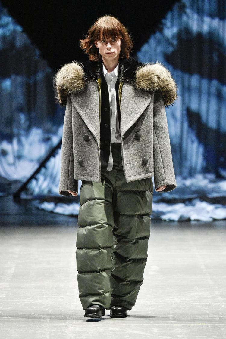 Tonsures skæve tag på et klassisk outfit med hvid skjorte og bukser. 