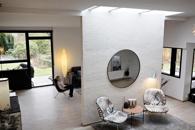 Der strømmer dagslys ned over hyggehjørnet i stuen hos familien Bacher i Nordsjælland. 