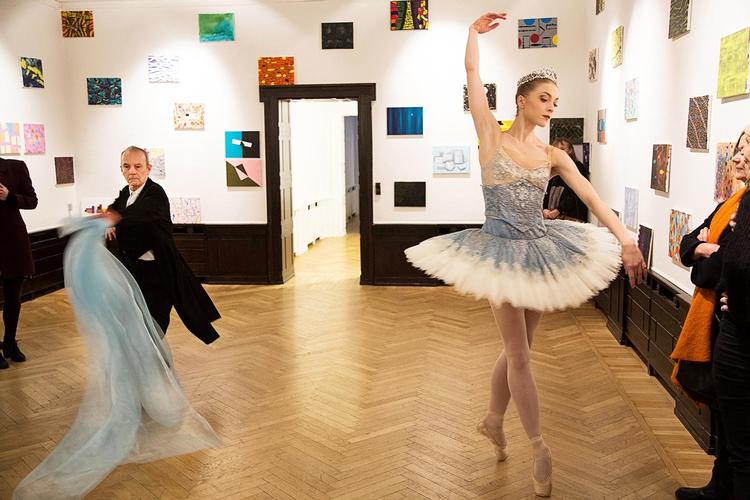 Fra ferniseringen: Kgl. balletdanserinde Astrid Grarup Elbo danser udstillingen ind, til venstre Al Masson, der selv engang har været danser. I dag er han kunstner, ja, nærmest en ren tusindkunstner. 