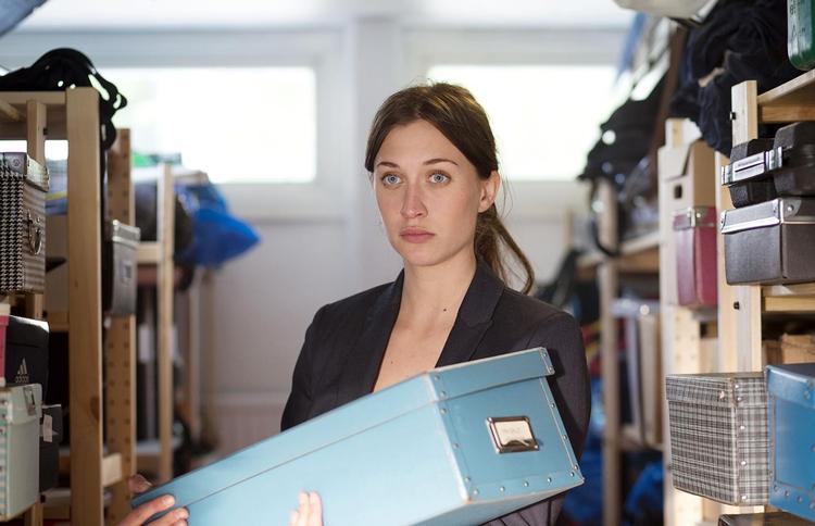 Julia Ragnarsson spiller Olivia, en ung politiaspirant, der vil opklare et grusomt mord. 