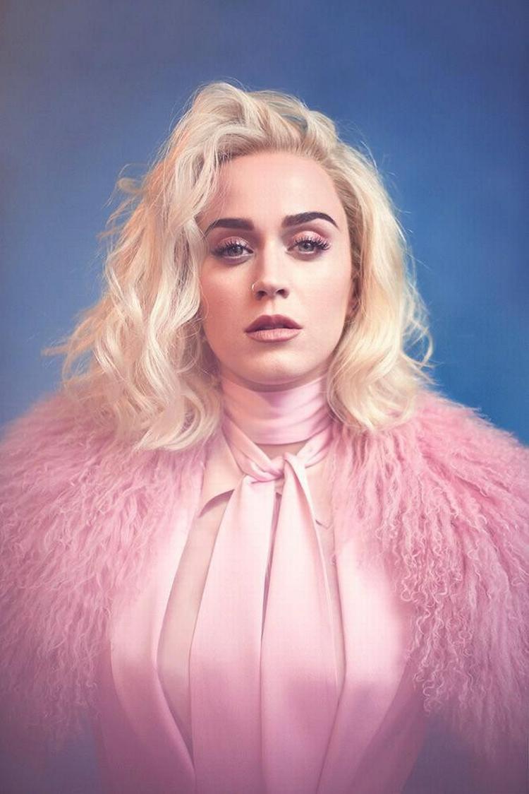 To dage før hendes Grammy-show optræden har Katy Perry udgivet en ny reggaedisco-single. 