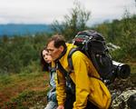 Hemmeligheder og traumer mellem far og søn kommer humpende ud mellem de norske fjelde i den vellykkede tysk-norske film 'Helle Nächte' (Lyse nætter).  