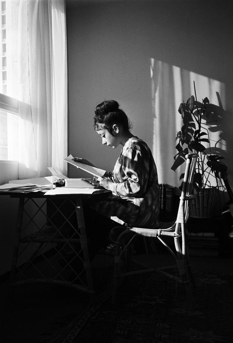 Skandalelitteratur med afsæt i den beskidte virkelighed blev allerede debatteret i 1960’ernes Frankrig. Hovedpersonerne var forfatteren Albertine Sarrazin og hendes mand. Arkivfoto: Philippe Le Tellier/Getty Images 