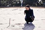 Angst i sand. Younghee tegner sin elsker på stranden, hvor bølgerne snart vil viske det ud. Sådan forsvinder kærligheden for den unge skuespiller på besøg i Tyskland.  