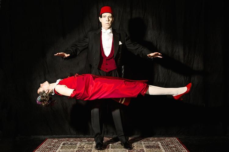 Henrik Zangenberg og Henriette Katrine Lund snyder med den største elegance i forestillingen ’Hokus Pokus’. For det er vel fup? 