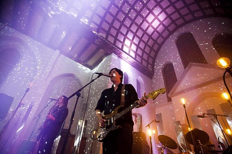 Cass McCombs ser højere ud i frøperspektiv, og musikalsk kunne han sagtens nå helt op til loftet i Koncertkirken. 