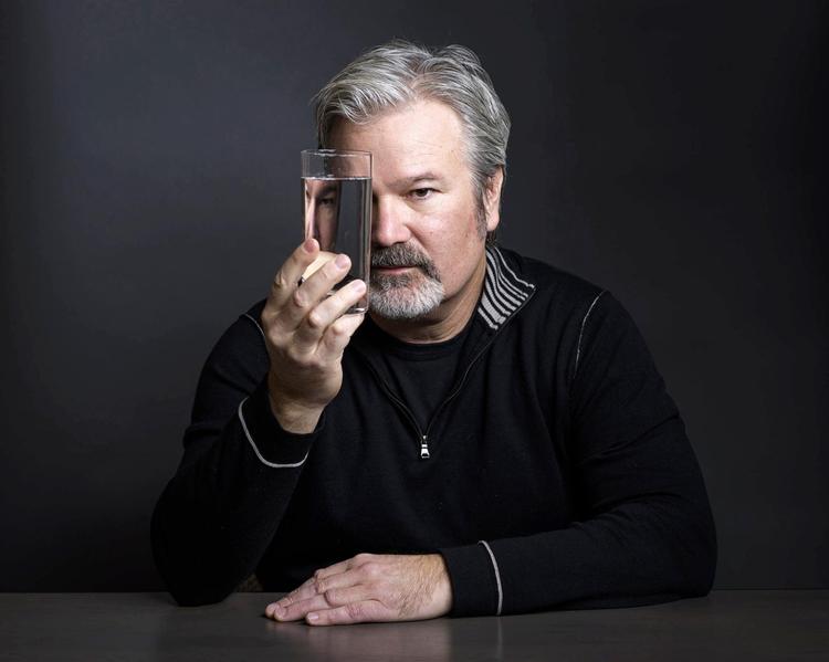 Det at lave må film må ikke indeholde alt for mange kendte faktorer. Så bliver man doven, mener Gore Verbinski. 
