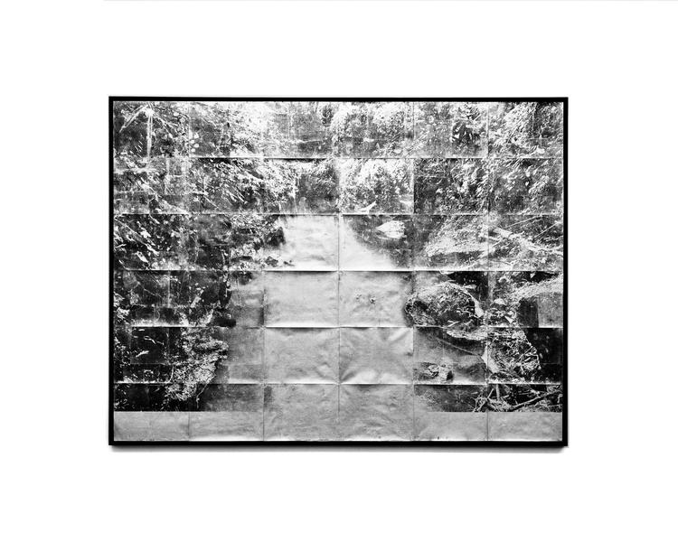 Fotografiet er stykket sammen af mindre optagelser, men teknikken er den samme gamle, hvori sølv indgår. Værket hedder ’River M, trail’. 