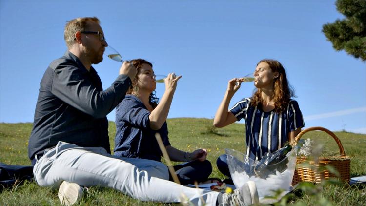 Sisse Fisker (th.) testede livsstilseksperterne i vinproduktion og hundegæt i ’Et glimt af Danmark'. 