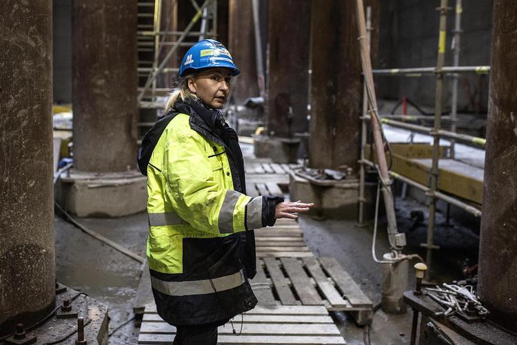 I mandsdominerede manuelle erhverv er arbejdstøjet oftest kun lavet til mænd, hvilket giver kvindelige ansatte udfordringer, fordi deres kroppe passer dårligt til designet, viser ny forskning af den norske socialantropolog Mari Bjerck. Foto: Kåre Viemose 