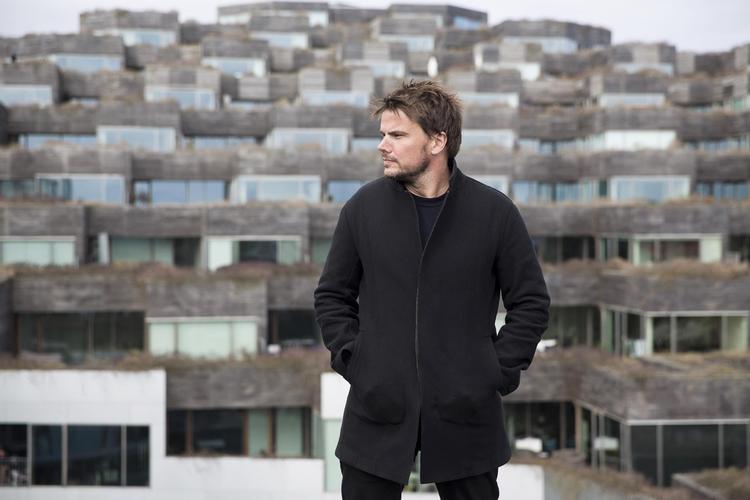 Bjarke Ingels fra Skodsborg er blevet BIG i hele verden. Og Netflix har viet et helt afsnit til arkitekten i dokumentarserien 'Det abstrakte: designkunst'. 