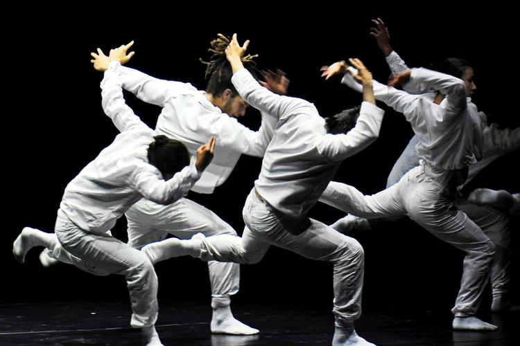 Ud over Hofesh Shechters ’Barbarians’ kan Bora Bora i slutningen af april byde på nok en international kulturbysatsning, nemlig shooting star-festivalen Spring Forward, mens Musikhuset topper med Wayne McGregor og Pariser-operaen. 