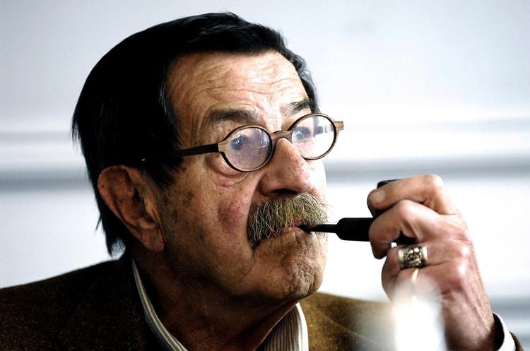 Før sin død måtte den aldrende, tyske nobelprisvinder Günter Grass indrømme, at han som ung havde flirtet med nazismen. Politikens litteraturanmelder Alexander Vesterlund læser den 700 siders lange roman 'Hundeår' i lyset af netop den indrømmelse. Hør mere i ugens Bogfolk - Politikens Litteraturpodcast. (Arkivfoto) 