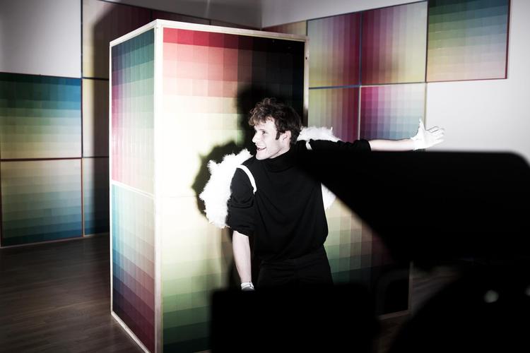 Herover opfører Simon Bennebjerg Lotte og Søren Hammers tekst til Niels Nedergaards værk ’Viera Collaro, 1000 farver’.  