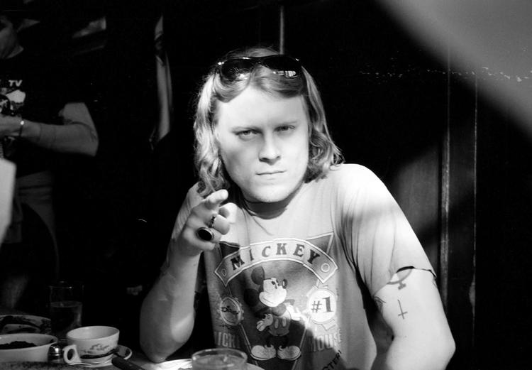 Ty Segalls lyd er rå garagerock med luft under vingerne, og hans nye album er en af årets til dato mest helstøbte rockudgivelser. 