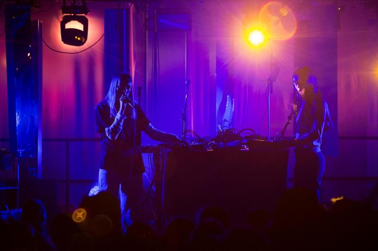 Den norske duo Smerz, der består af Henriette Motzfeldt og Catharina Stoltenberg, optrådte lørdag i Stødpudelageret. Duoen debuterede sidste år med ep'en ’Okei’. 