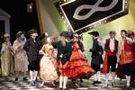 Konflikten i ’Maskarade’ er klassisk: De unge vil danse, drikke og hore og bryde normerne, de gamle vil holde på formerne. 