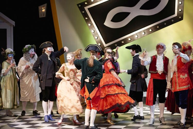 Konflikten i ’Maskarade’ er klassisk: De unge vil danse, drikke og hore og bryde normerne, de gamle vil holde på formerne. 