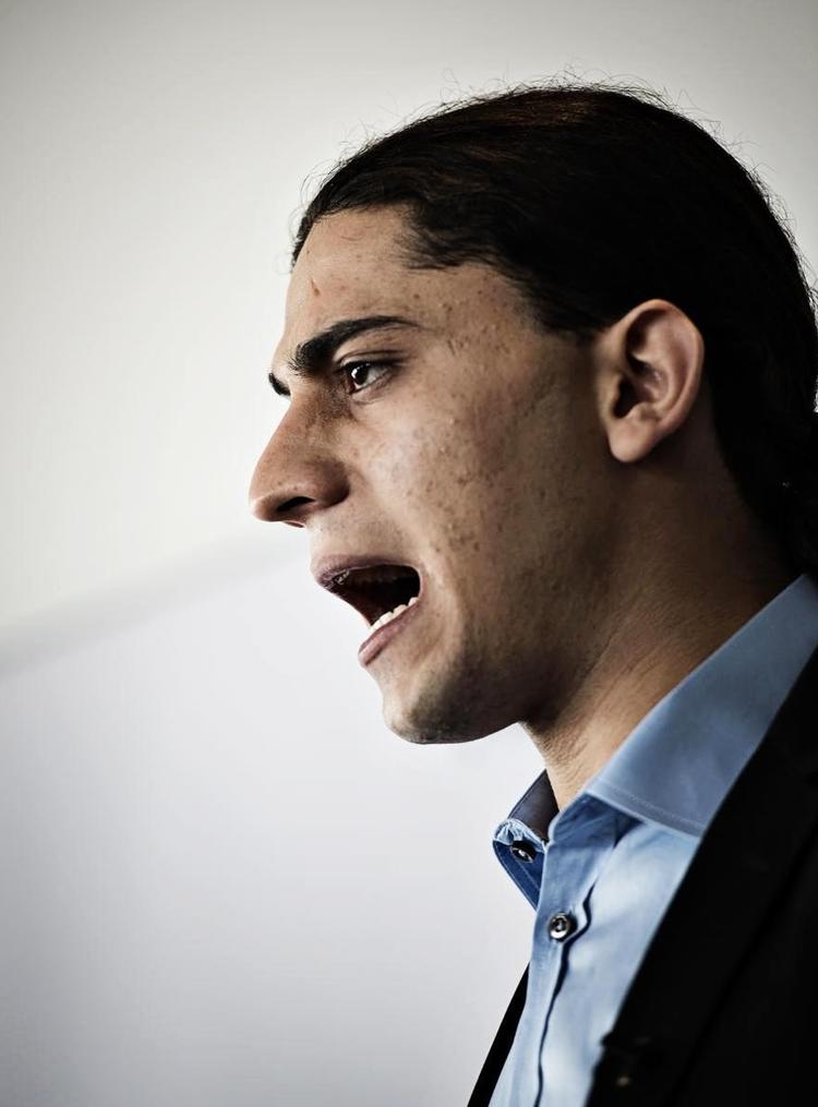 Yahya Hassan nåede både at være den bedst sælgende digterdebutant og folketingskandiat for Nationalpartiet inden han blev fængslet for at have skudt en mand i foden.  Philip Davali