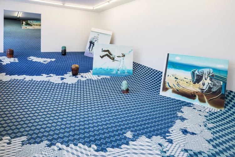 Gulvet rejser sig, og John Kørners malerier præsenteres stående på gulvtæppet. 