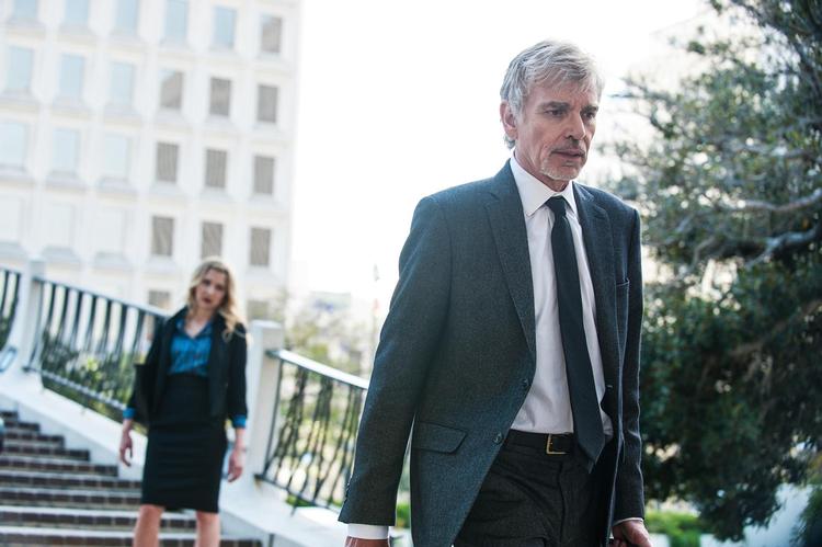 Billy Bob Thornton trodser manuskriptets mange klichéer, og gør sagfører Billy McBride til en på en og samme tid charmerende, belastende og enormt troværdig karakter. 