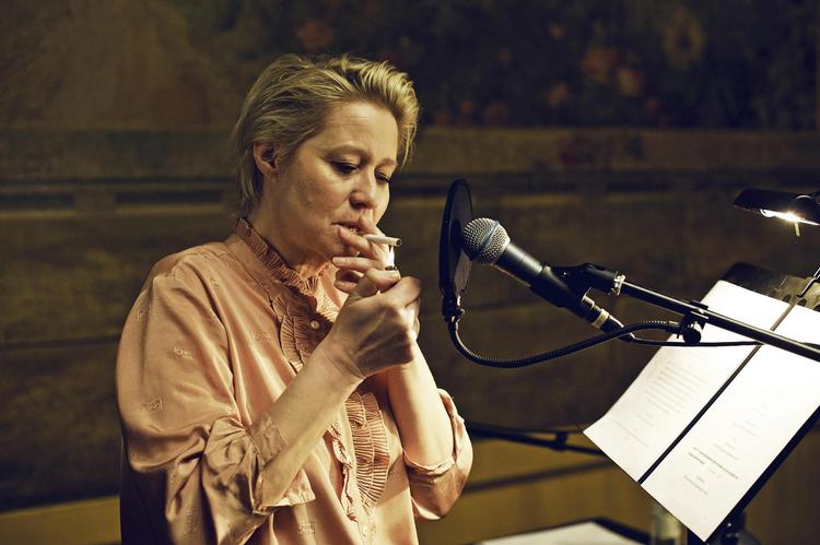 Trine Dyrholm smøger den med manér på Arbejdermuseet. AKT1's livekoncept har kørt siden 2014. 