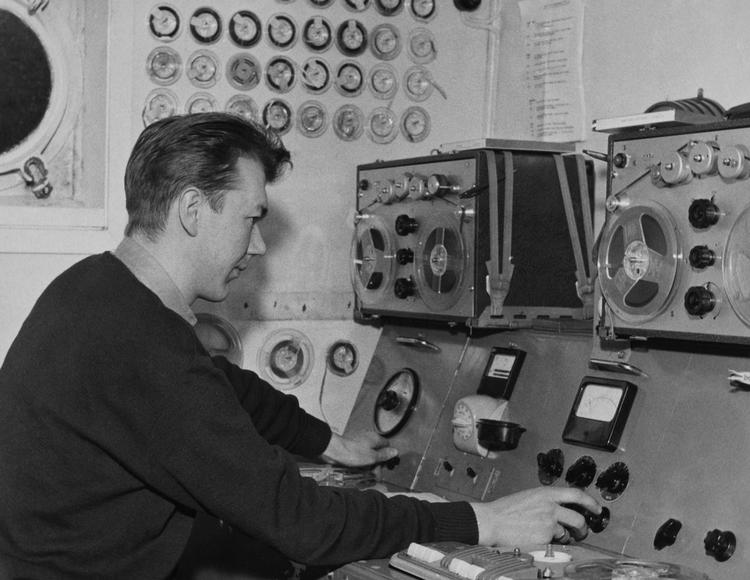 2. august 1958 gik piratradioen Radio Mercur i luften og brød monopolet med en sendeflade, der indeholdt pop, rock og en friskere tone end hos Statsradiofonien.   