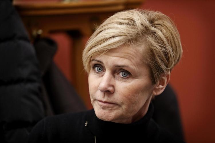 Kulturminister Mette Bock bliver nu afkrævet en forklaring om salget af TV 2. 