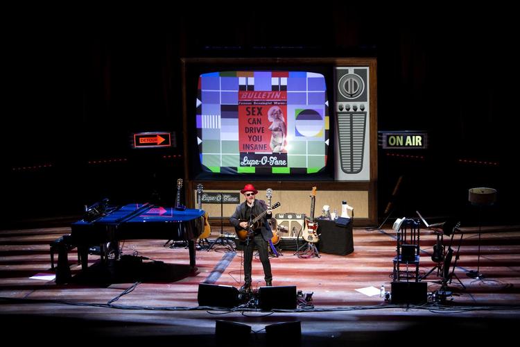 Elvis Costello var på hat med fortiden, da han gav sit soloshow til bedste i Koncerthuset. 