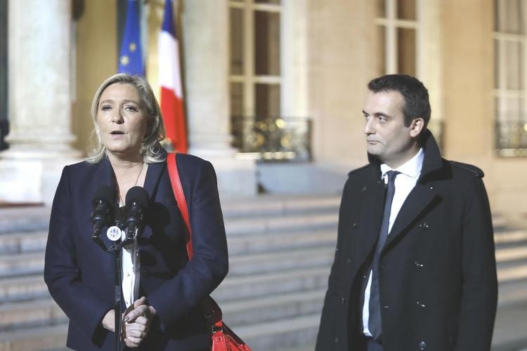 Det er en skandale, mener Front Nationals næstformand, Florian Philippot, at Lucas Belvaux’ film ’Chez Nous’ om Front National bliver vist i Frankrig nu, to måneder før valget. Her ses Philippot sammen med Marine Le Pen. 