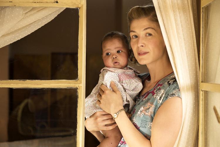 Den standhaftige kærlighed mellem en sort jurist og stammehøvding og den hvide kontorassistent Ruth (Rosamund Pike) overbeviser. 