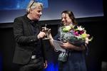 Litteraturredaktør Jes Stein Pedersen overrækker Politikens Litteraturpris 2016 til en rørt Merete Pryds Helle. 