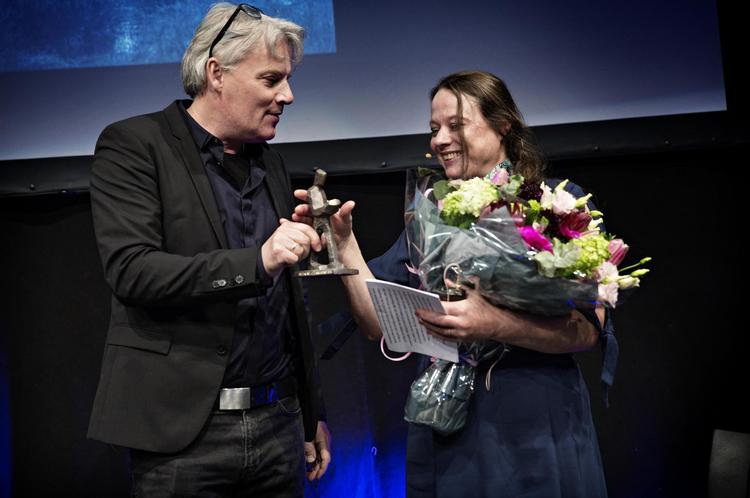 Litteraturredaktør Jes Stein Pedersen overrækker Politikens Litteraturpris 2016 til en rørt Merete Pryds Helle. 