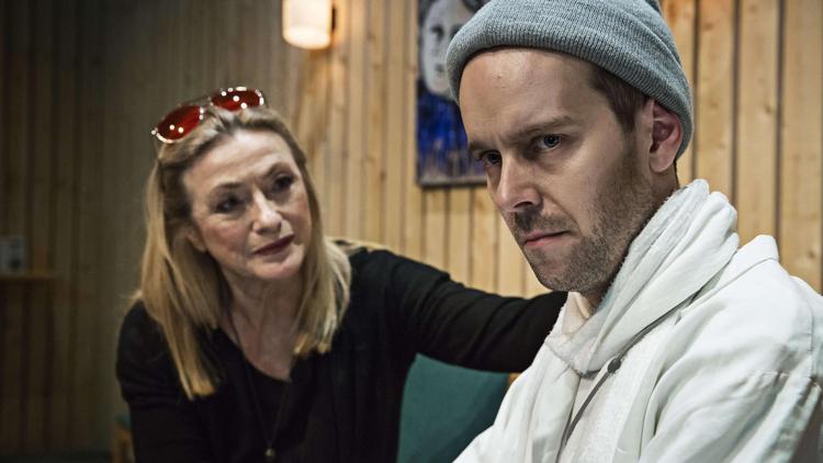 Globalisering eller ej, så har den kræftsyge søn, spillet af Jens Sætter-Lassen, ikke mange overlevelseschancer over for Solbjørg Højfeldts mor-bitch. 