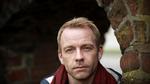 33-årige Peter Zandersen er aktuel på Nørrebro Teater i rollen som den tilsyneladende enfoldige Thummelumsen i dramatiseringen af Gustav Wieds satireklassiker ’Livsens ondskab’. 