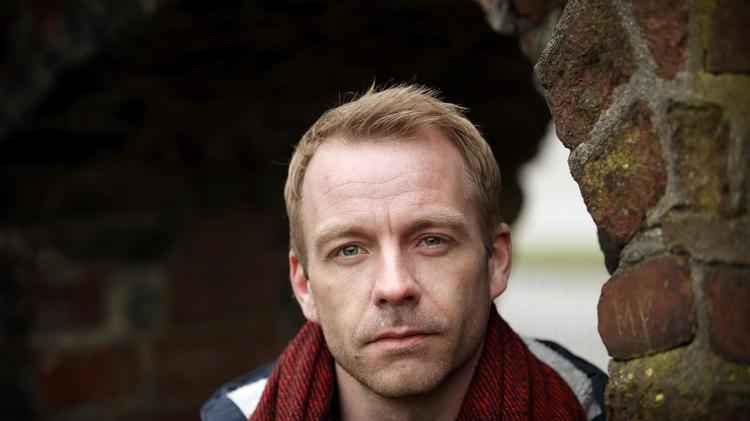 33-årige Peter Zandersen er aktuel på Nørrebro Teater i rollen som den tilsyneladende enfoldige Thummelumsen i dramatiseringen af Gustav Wieds satireklassiker ’Livsens ondskab’. 