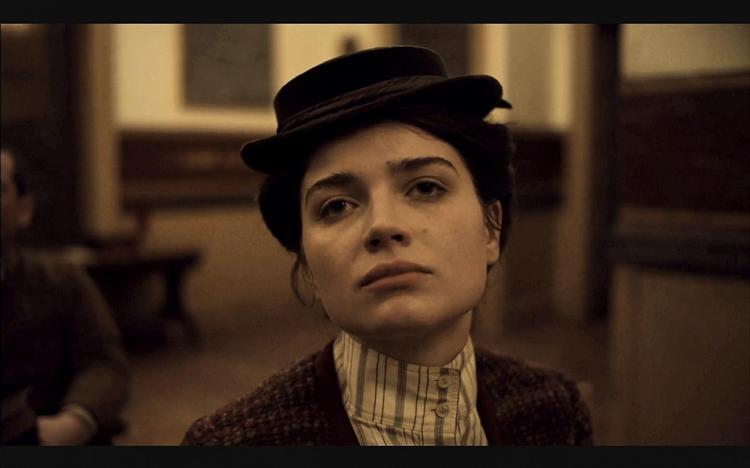 Hun er ung, ser op på den, som taler. 