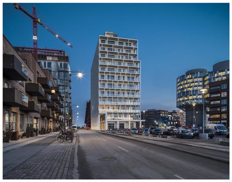 Frihavnstårnets lette altanfacade står i modsætning til tyngden i omgivelserne, men står også i kontrast til den havnekarakter og ombyggede silo, den er. Foto: Jens Lindhe 
