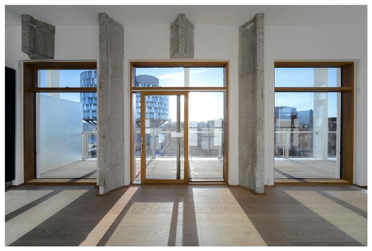 Hvidmalede vægge og hvide lofter gør næsten indslagene fra den oprindelige silo til fremmede fugle i de fleste af Frihavns Tårnets ellers rummelige og skønne lejligheder. 