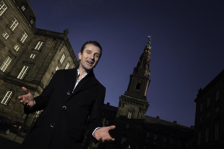 DR’s politiske redaktør, Bjarne Steensbeck, holder en jovial og uformel tone i programmet ’Slotsholmen’ på P1. 