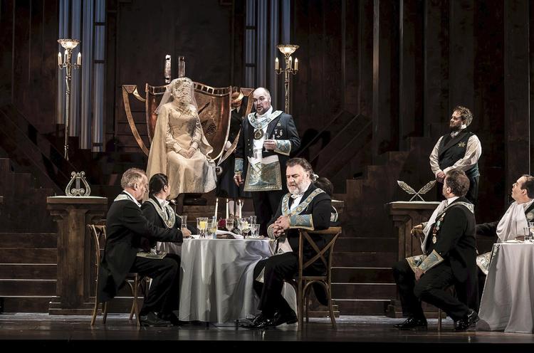 Mestersangeren Veit Pogner – sunget af danske Stephen Milling, der ses stående – vælger at udlodde sin datter Eva som præmie til den mand, der vinder sangerdysten. I forgrunden ses stjernen Bryn Terfel i operaens store parti som Hans Sachs. 