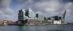 12.000 effektive solpaneler i forskellige vinkler skaber den skællede effekt på den øvre del af facaderne. De dækker halvdelen af skolens energibehov. 