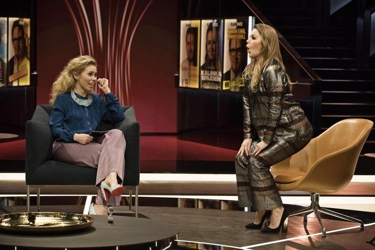 Birgitte Hjort Sørensen og Lina Rafn i første udsendelse af underholdningsprogrammet ’Flashback’ på DR 1. 