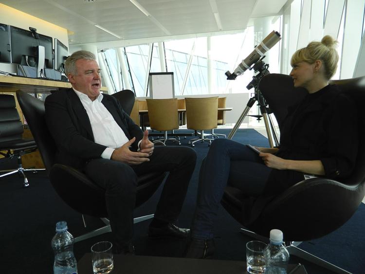 Lars Seier Christensen og vært Marie Høst i udsendelsen ’Den rigeste procent’. 